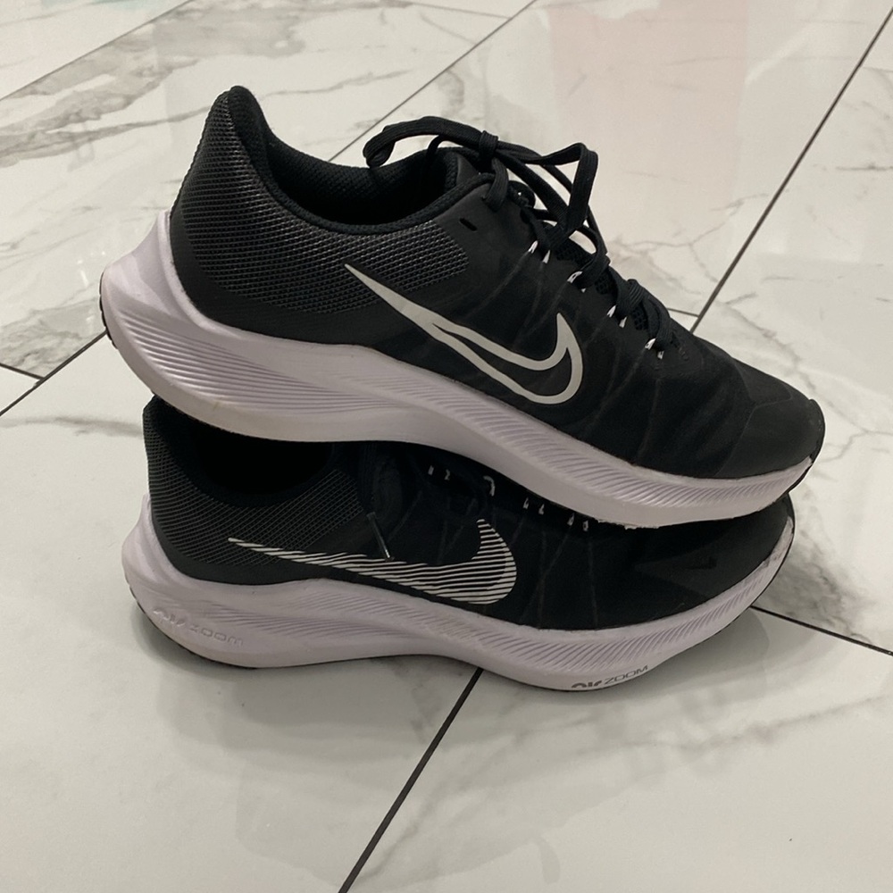 Nike air zoom size 8 women’s sneaker shoe B/W